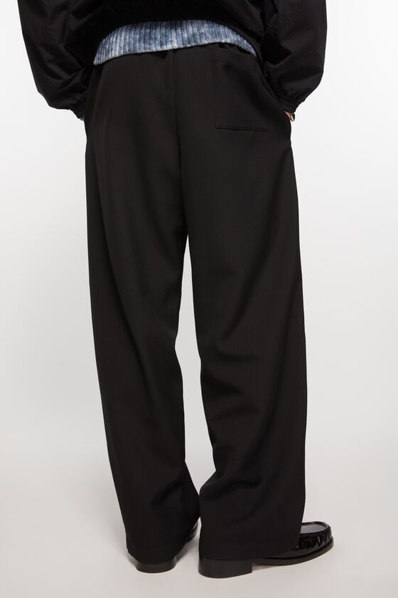 Acne Studios Figurnahe Hose Lagerräumung