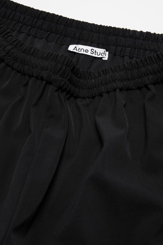 Acne Studios Figurnahe Hose Lagerräumung