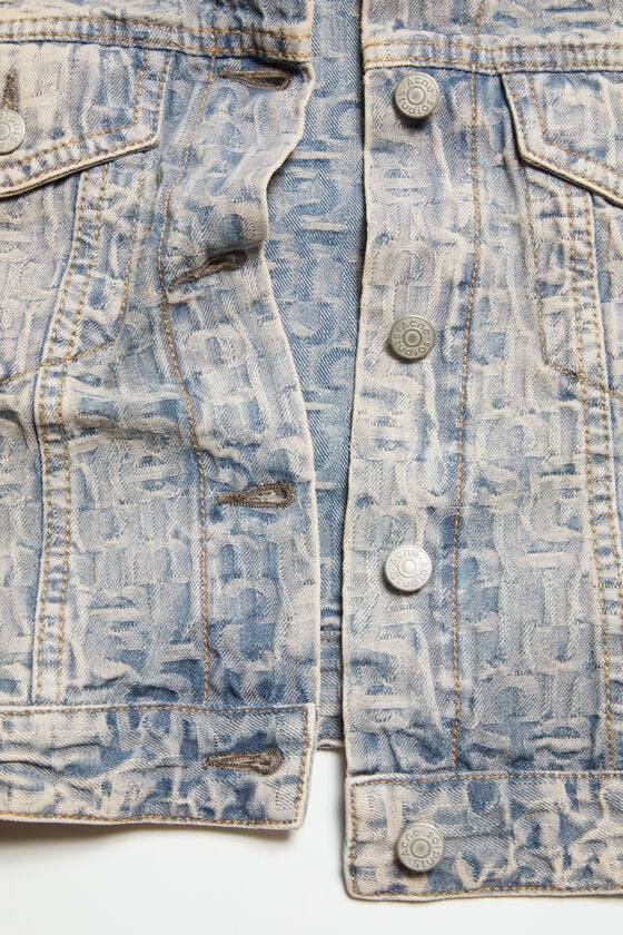 Acne Studios Jeansjacke mit Monogramm – Taillierte Passform Blitzverkäufe