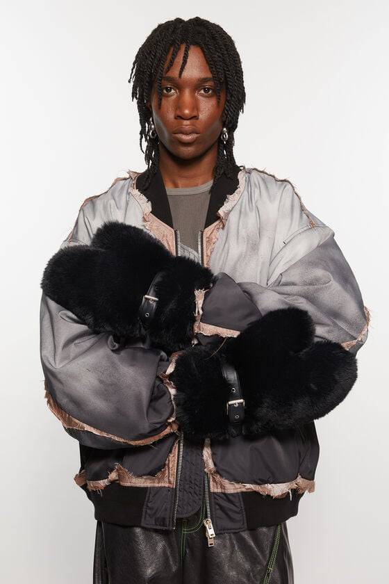 Acne Studios Flauschige Fäustlinge mit Schnalle Letzte 3 Tage
