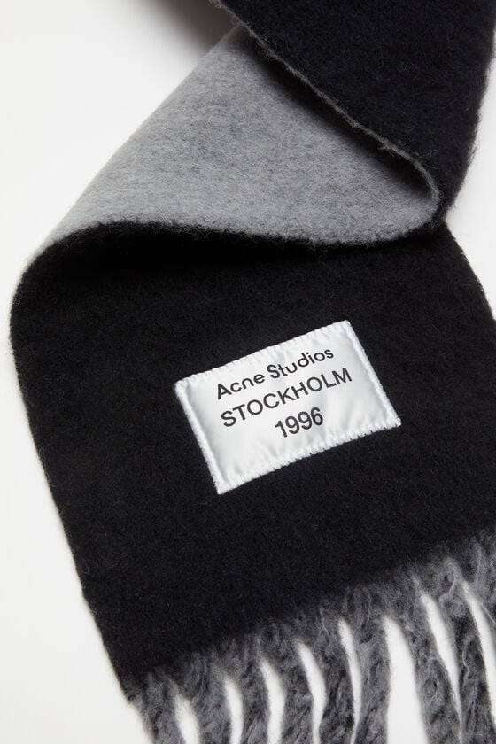 Acne Studios Fransen-Schal mit Logo Sonderangebot der Fabrik
