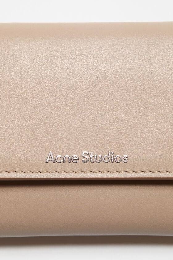 Acne Studios Dreifach-Geldbörse aus Leder Preisnachlass