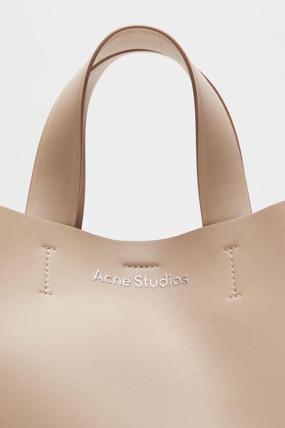 Acne Studios Musubi Midi-Tote Vatertagsangebot