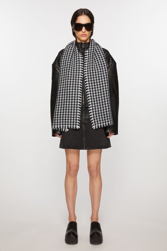 Acne Studios Schal mit Hahnentrittmuster Jubiläumsangebot