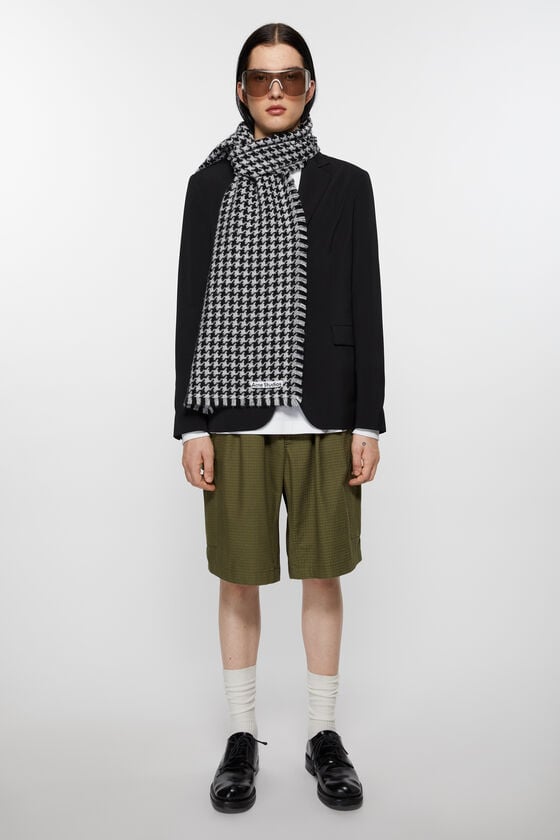 Acne Studios Schal mit Hahnentrittmuster Jubiläumsangebot