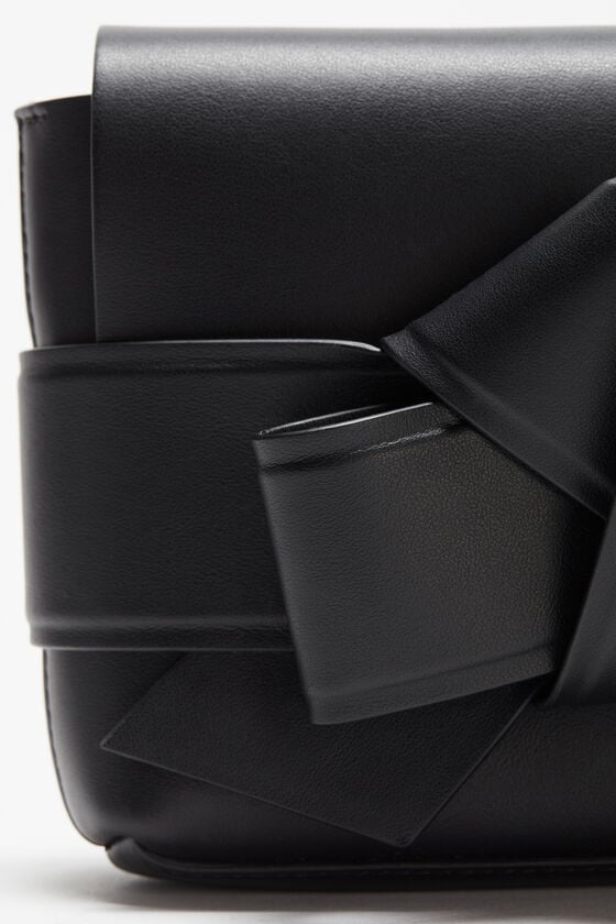 Acne Studios Musubi Mini-Umhängetasche Bestseller