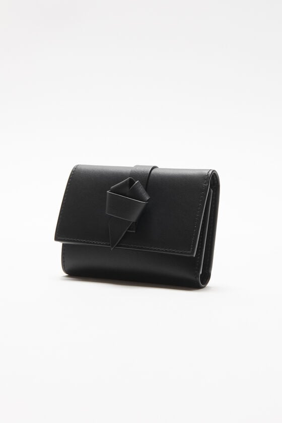 Acne Studios Gefaltete Musubi-Geldbörse Tägliche Deals