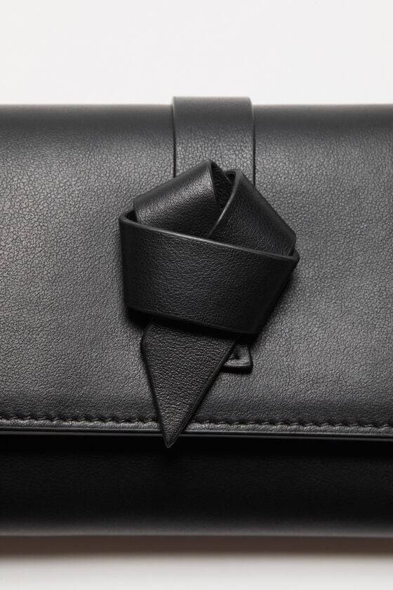 Acne Studios Gefaltete Musubi-Geldbörse Tägliche Deals