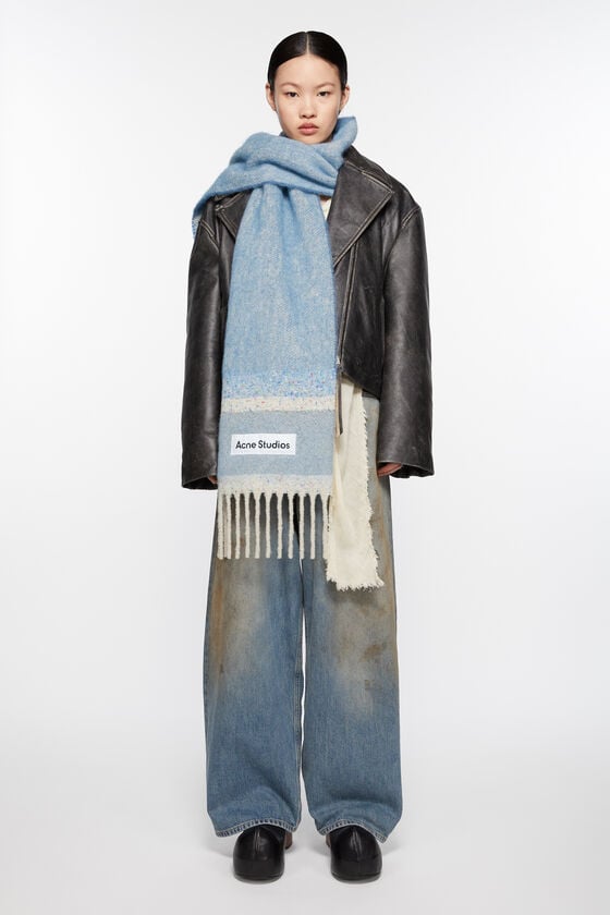 Acne Studios Fringed scarf logo im Angebot