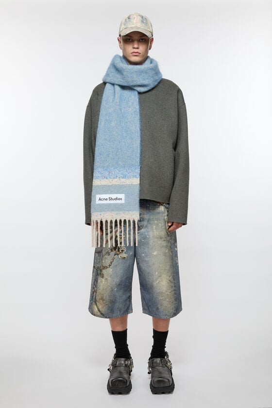 Acne Studios Fringed scarf logo im Angebot