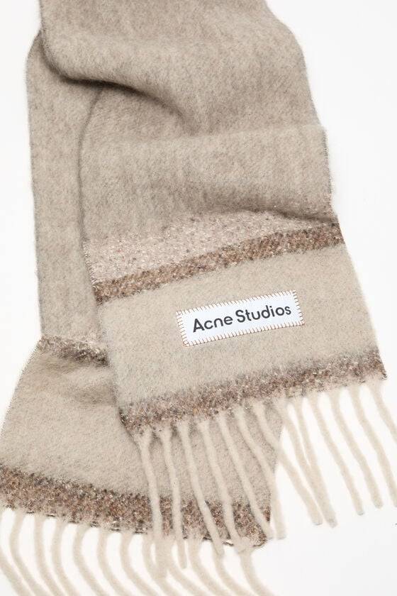 Acne Studios Fransen-Schal mit Logo Auslauf