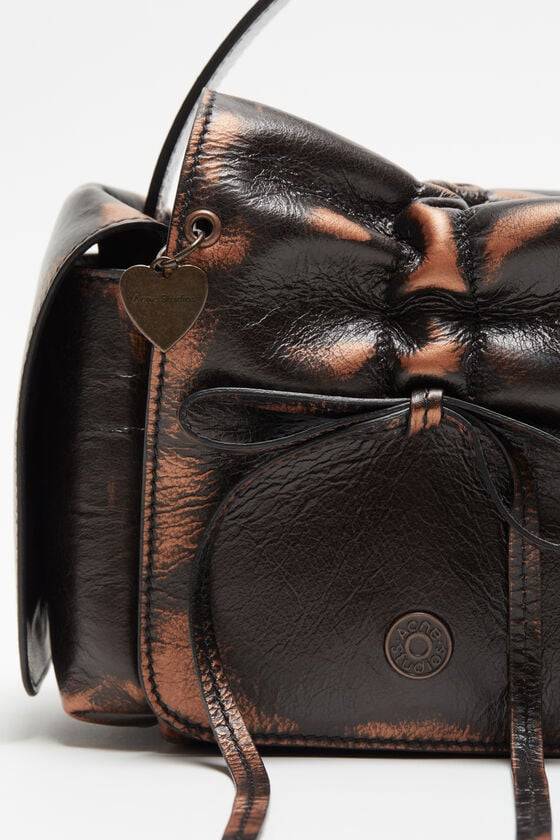 Acne Studios Tasche mit mehreren Taschen Runway Show im Angebot