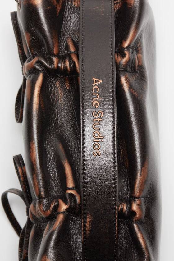 Acne Studios Tasche mit mehreren Taschen Runway Show im Angebot