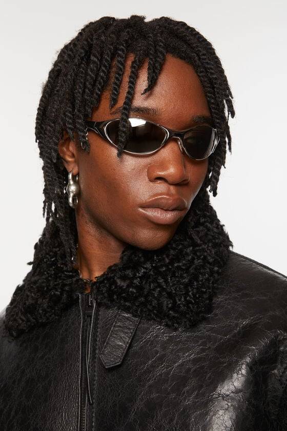 Acne Studios Sonnenbrille mit Metallrahmen und Anhänger Laufsteg-Show Blitzverkäufe