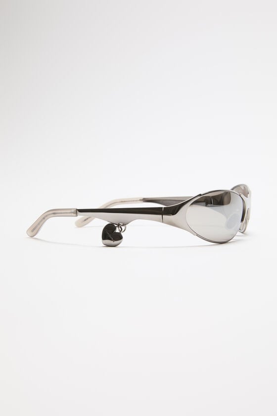 Acne Studios Sonnenbrille mit Metallrahmen und Anhänger Laufsteg-Show Blitzverkäufe