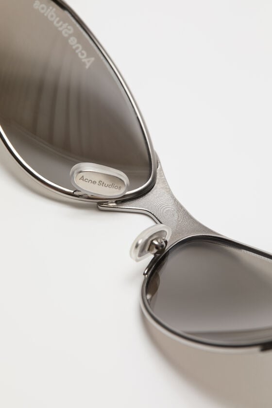 Acne Studios Sonnenbrille mit Metallrahmen und Anhänger Laufsteg-Show Blitzverkäufe