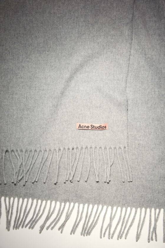 Acne Studios Oversized-Wollschal mit Fransen Begrenztes Angebot