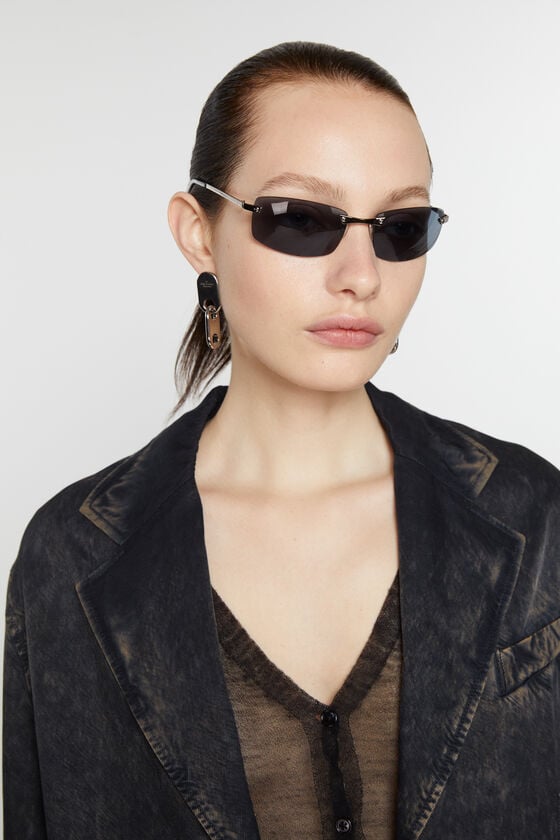 Acne Studios Kettenschloss-Ohrring Osterangebot