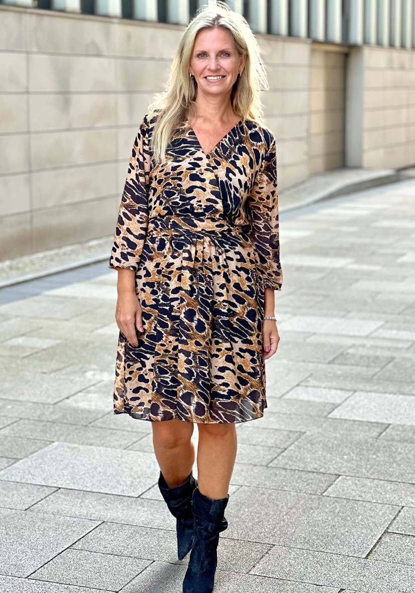 Miss Goodlife Dress V-Neck Fancy Leo short Vierteljährliche Förderung