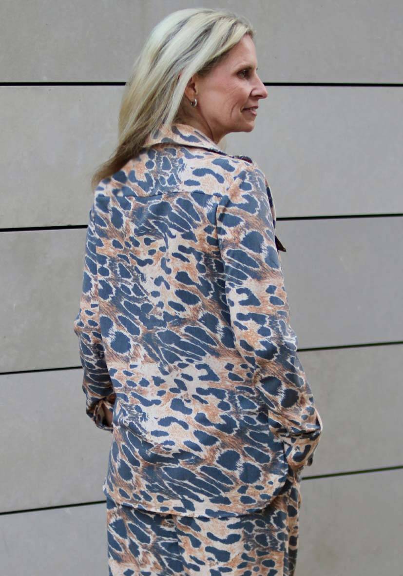 Miss Goodlife Bluse Fancy Leo – blurred brown Lagerräumung