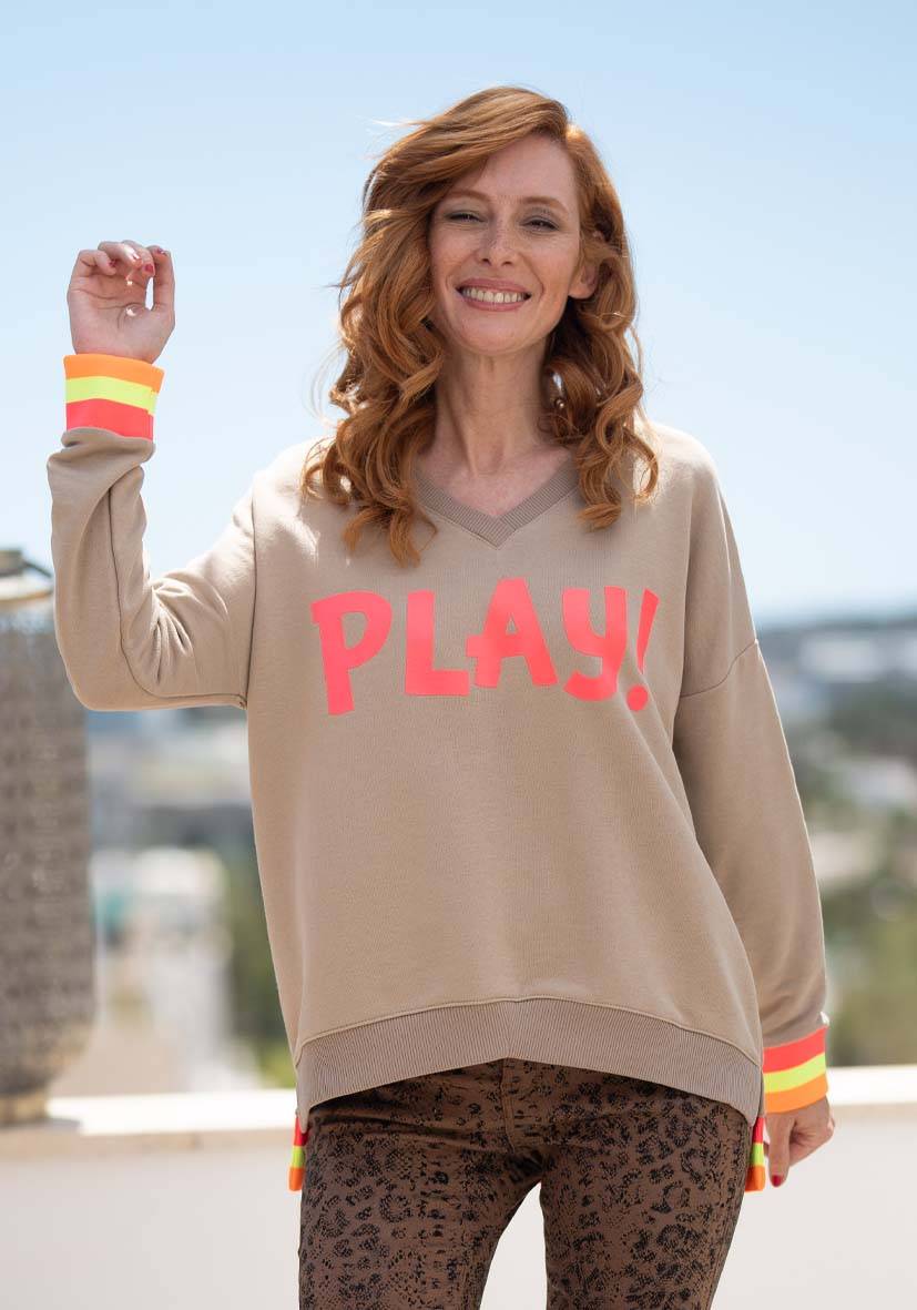 Miss Goodlife V-Neck Play! – sand Fabrik Onlineshop