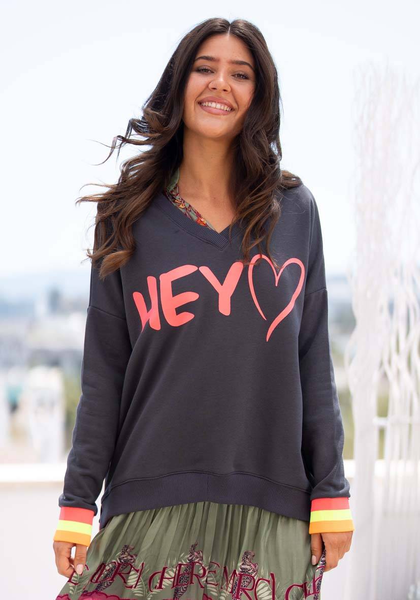 Miss Goodlife V-Neck Hey! – anthracite Fabrikpreis