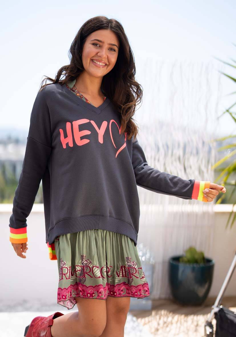 Miss Goodlife V-Neck Hey! – anthracite Fabrikpreis
