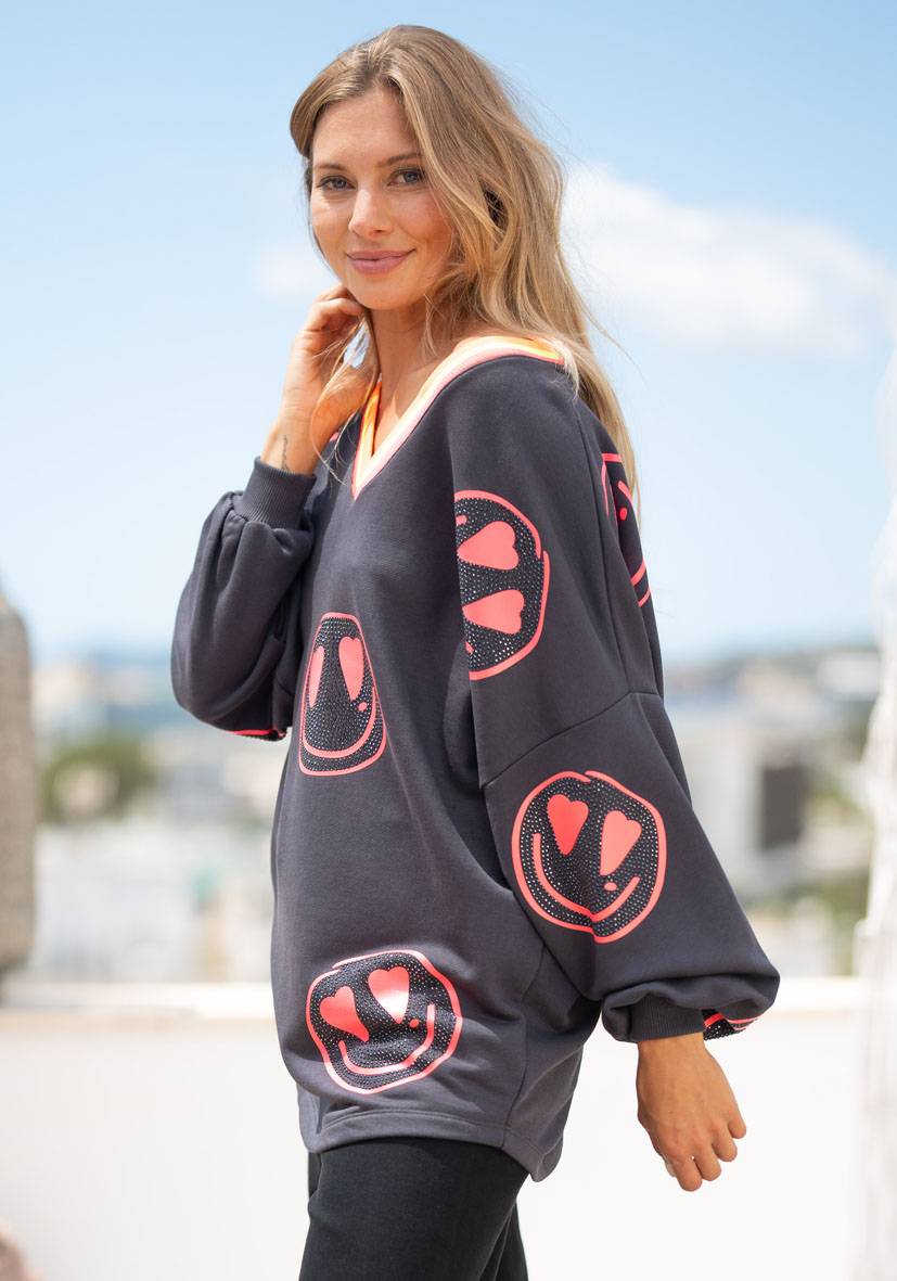 Miss Goodlife V-Neck Heartface Allover Strass – anthracite Letzte 3 Tage