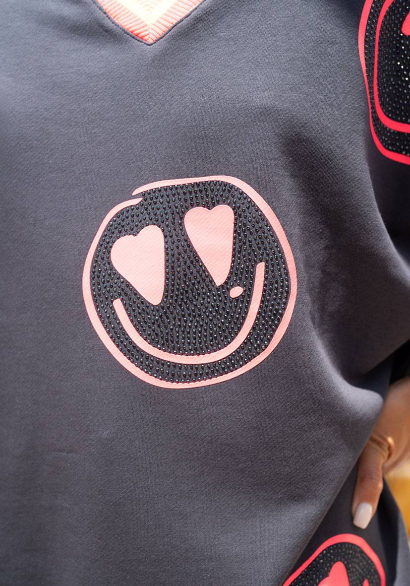 Miss Goodlife V-Neck Heartface Allover Strass – anthracite Letzte 3 Tage