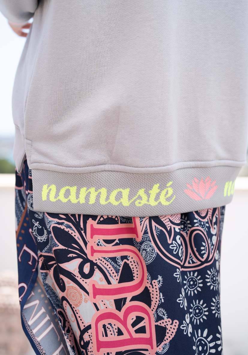 Miss Goodlife V-Neck Namasté Strass – grey Letzter Tag