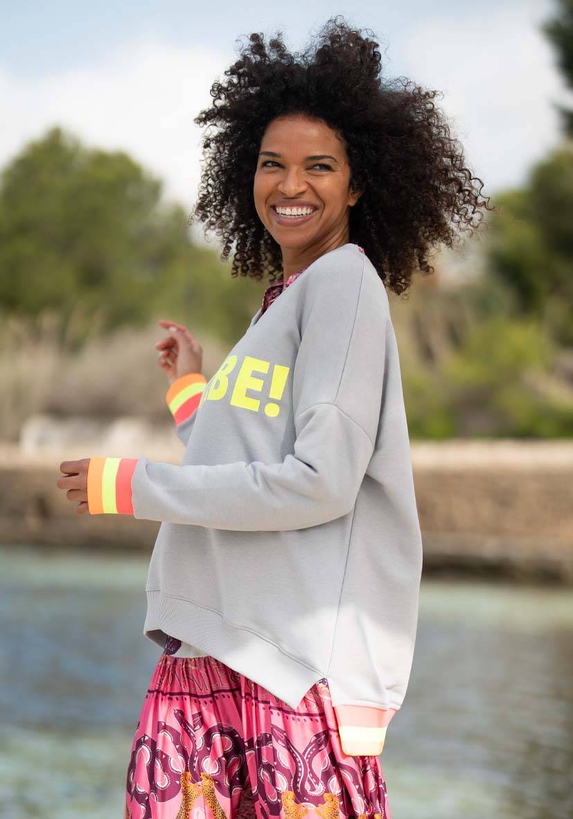 Miss Goodlife V-Neck L(i)ebe – grey Vierteljährliche Förderung