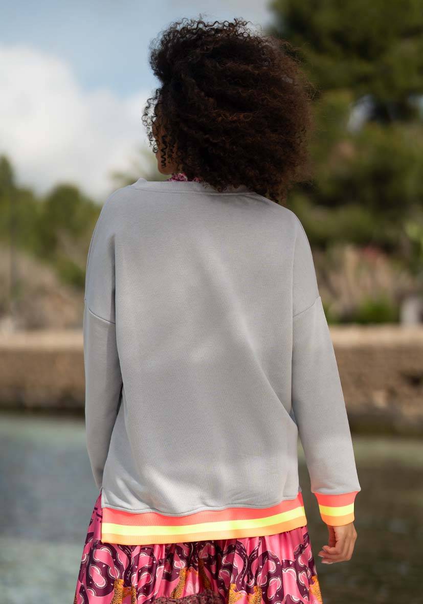 Miss Goodlife V-Neck L(i)ebe – grey Vierteljährliche Förderung