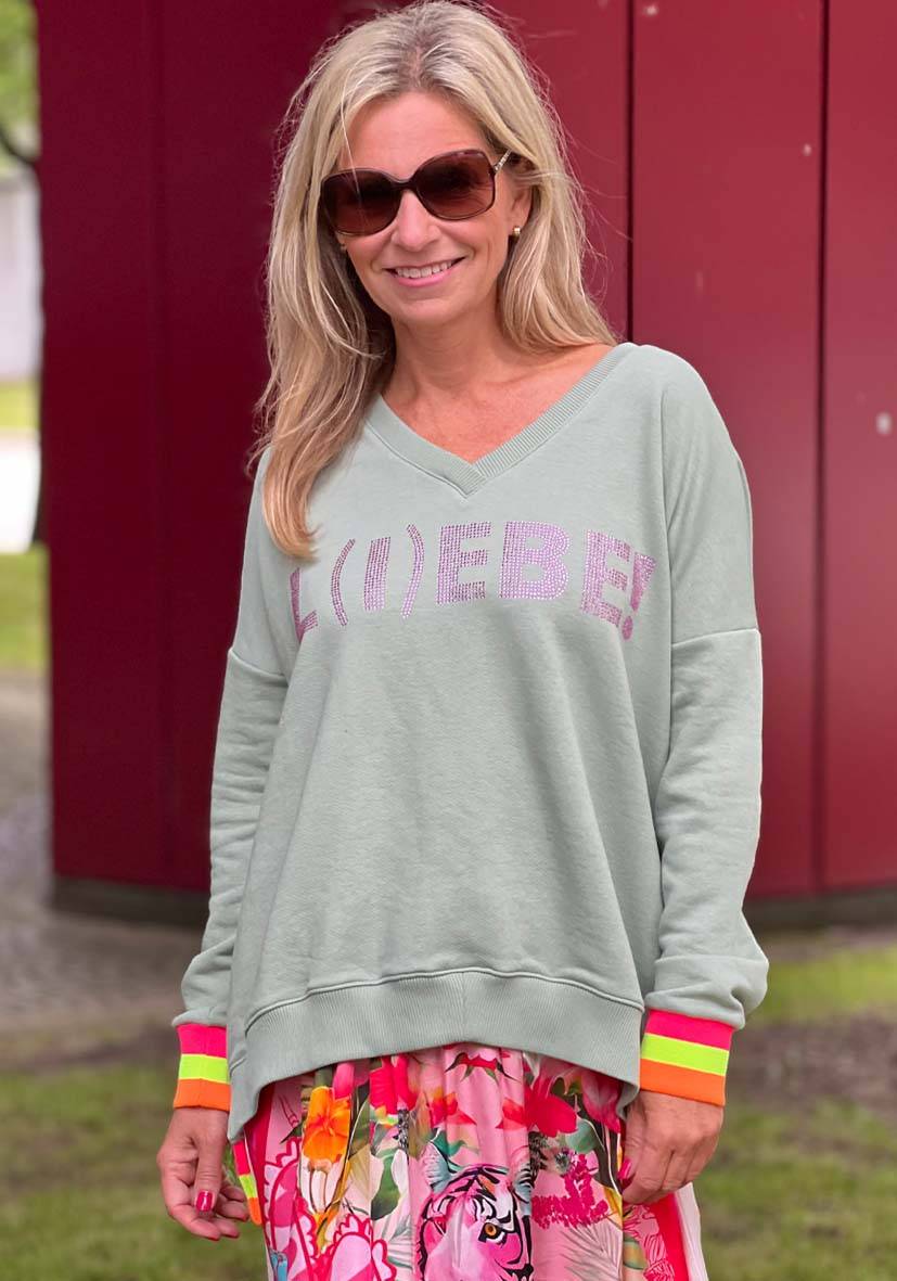 Miss Goodlife V-Neck L(i)ebe Strass – almond Fabrikladen