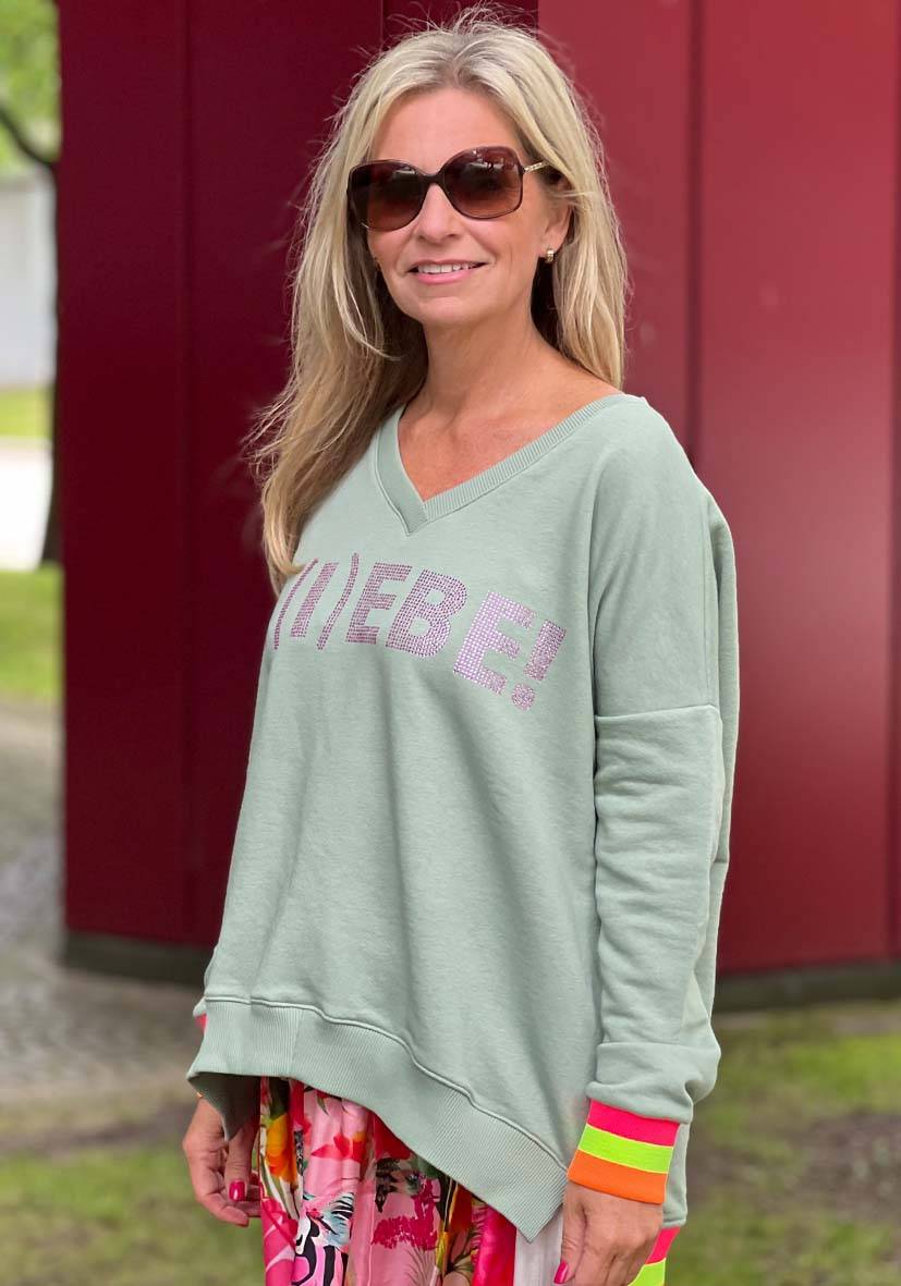 Miss Goodlife V-Neck L(i)ebe Strass – almond Fabrikladen