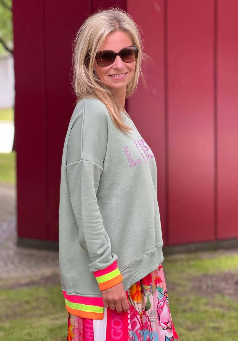 Miss Goodlife V-Neck L(i)ebe Strass – almond Fabrikladen