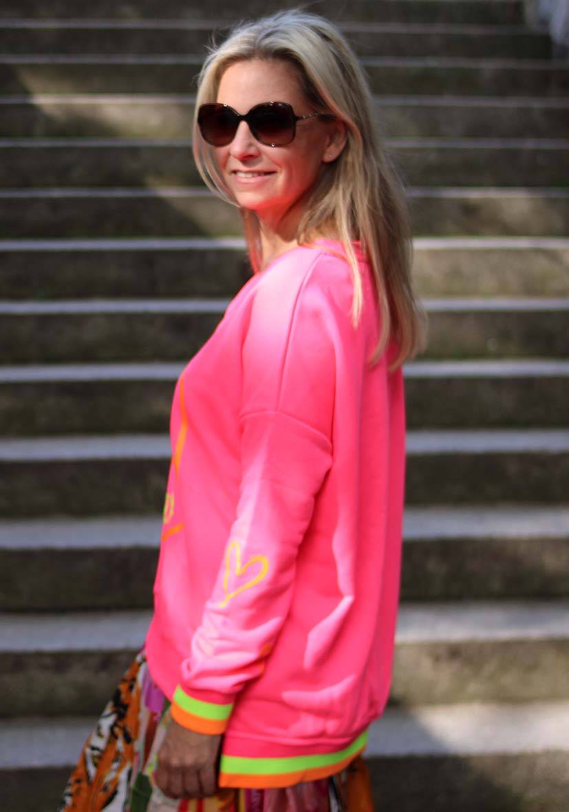 Miss Goodlife V-Neck Smile Ibiza – neonpink Lagerräumung