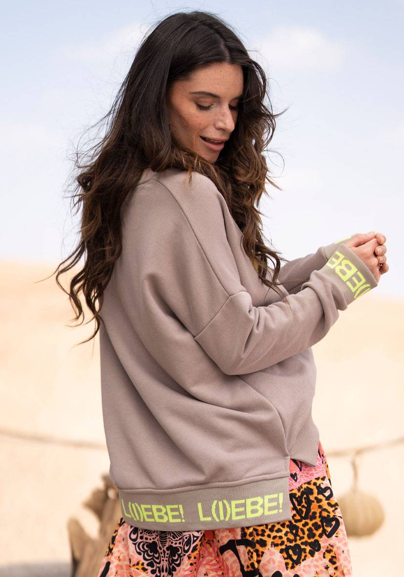 Miss Goodlife V-Neck L(i)ebe Strass – sand/neonyellow Räumungsverkauf