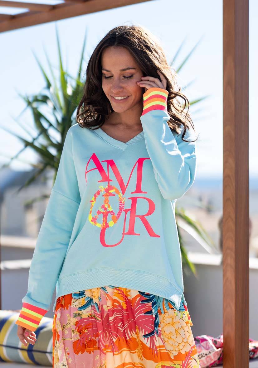 Miss Goodlife V-Neck Amour Peace – lightblue/neonpink Letzter Tag