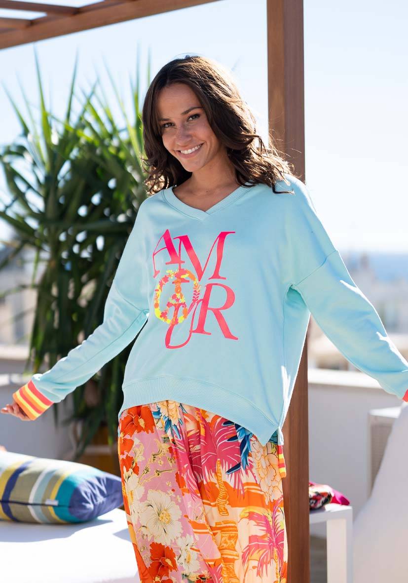 Miss Goodlife V-Neck Amour Peace – lightblue/neonpink Letzter Tag