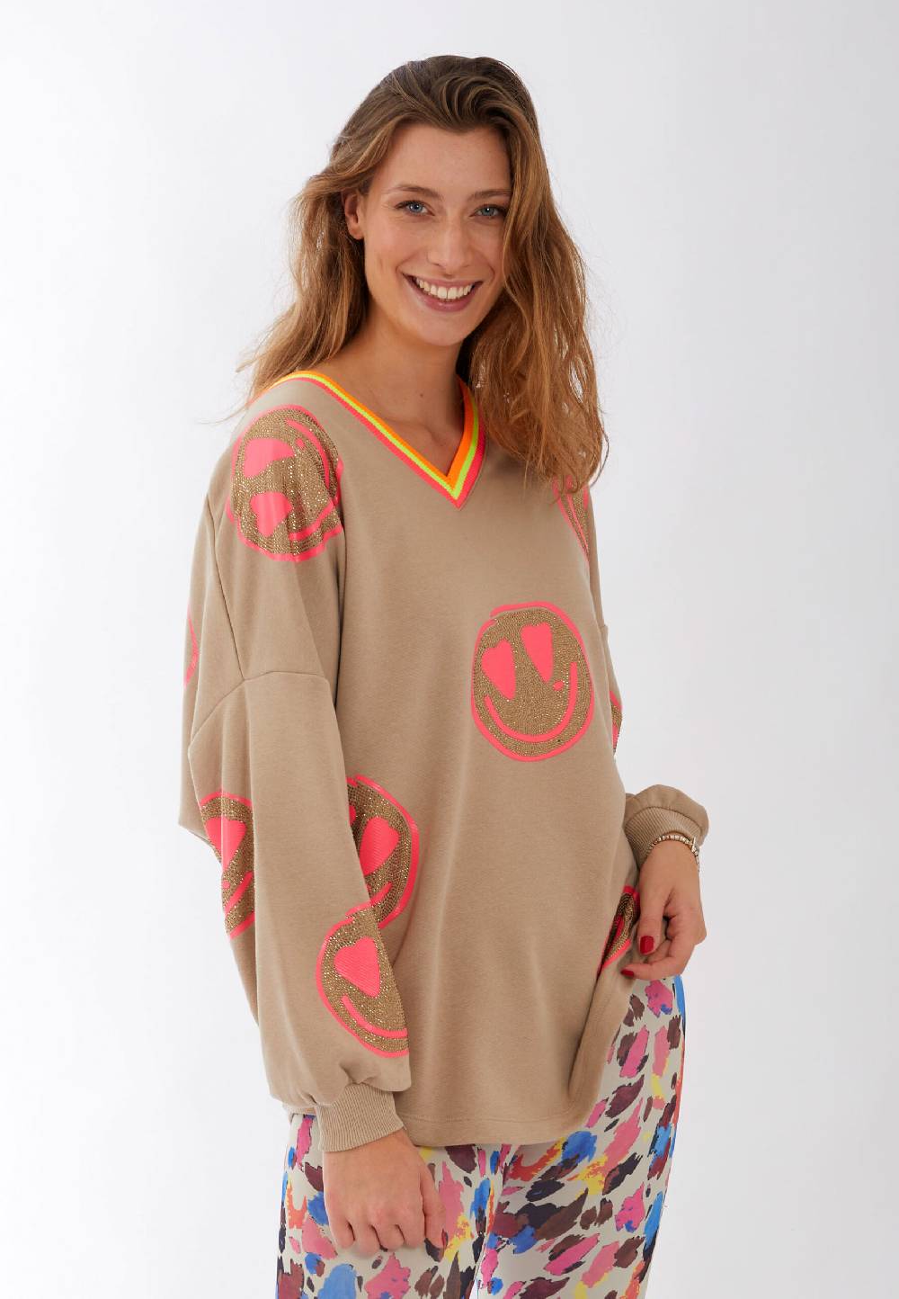 Miss Goodlife V-Neck Heartface Strass – sand Clearance-Verkauf