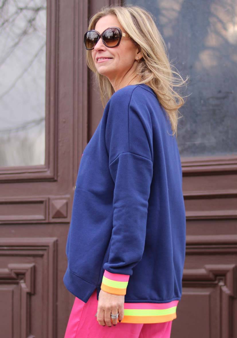 Miss Goodlife V-Neck Namasté – darkblue/neonpink/neonyellow zollfrei
