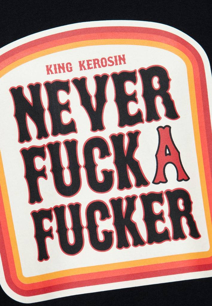 Queen Kerosin T-Shirt «Never Fuck A Fucker» Lucki Maurer Edition 50% Rabatt mit kostenlosem Versand