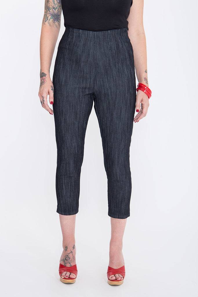 Queen Kerosin Capri Jeans mit angesagter Rosenstickerei «Wild & Free» Günstig kaufen