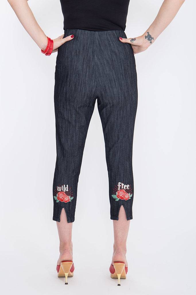 Queen Kerosin Capri Jeans mit angesagter Rosenstickerei «Wild & Free» Günstig kaufen
