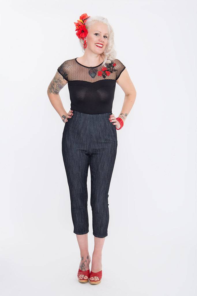 Queen Kerosin Capri Jeans mit angesagter Rosenstickerei «Wild & Free» Günstig kaufen