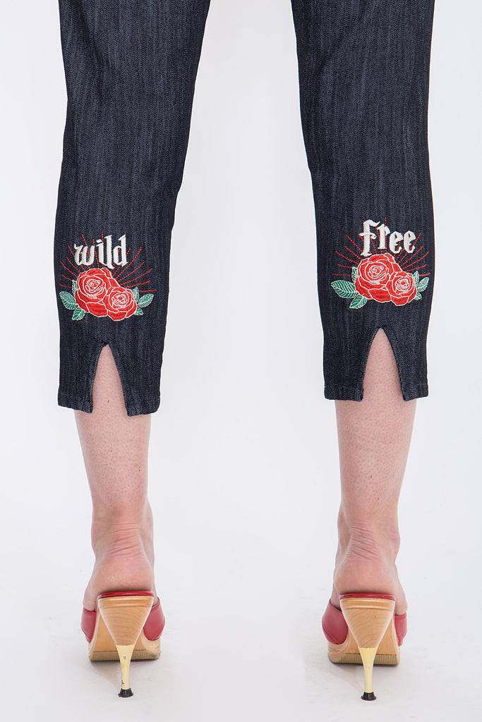 Queen Kerosin Capri Jeans mit angesagter Rosenstickerei «Wild & Free» Günstig kaufen