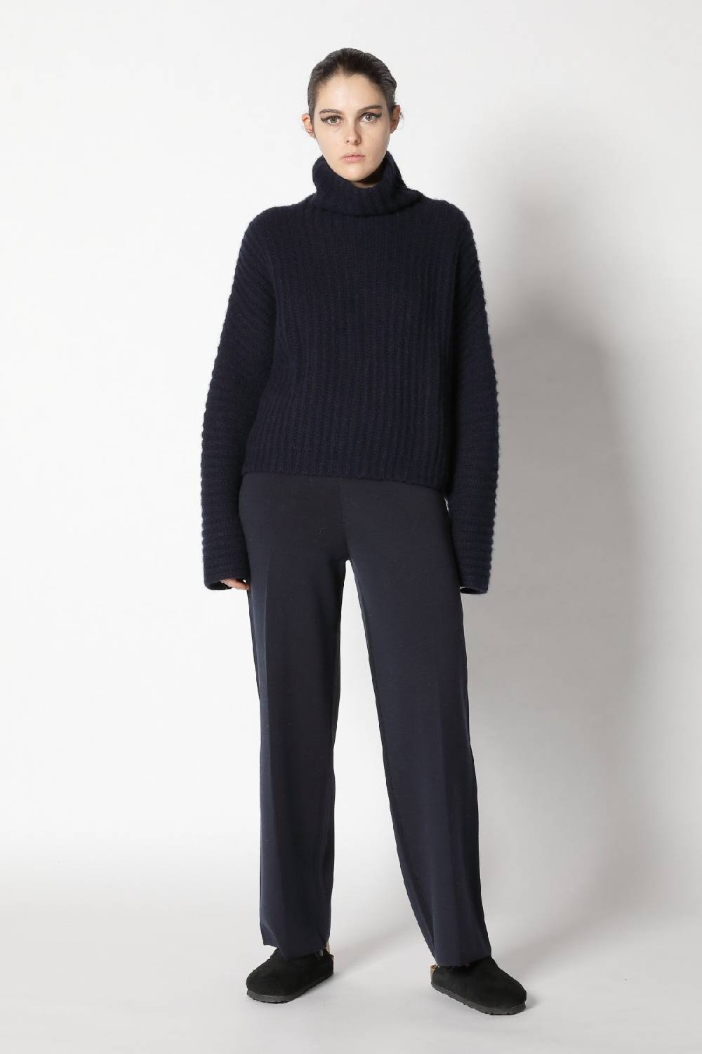 Sminfinity fluffy rib turtle + silky suit pants Saisonale Angebote